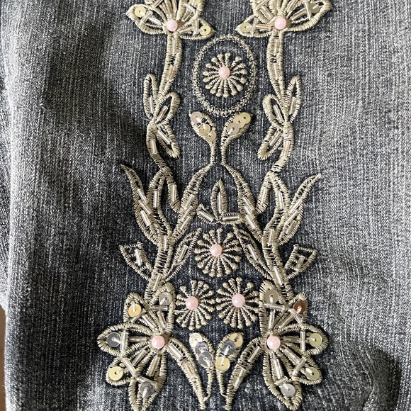 Jeans below the knee lenght with embelished applique. - Picture 3 of 7